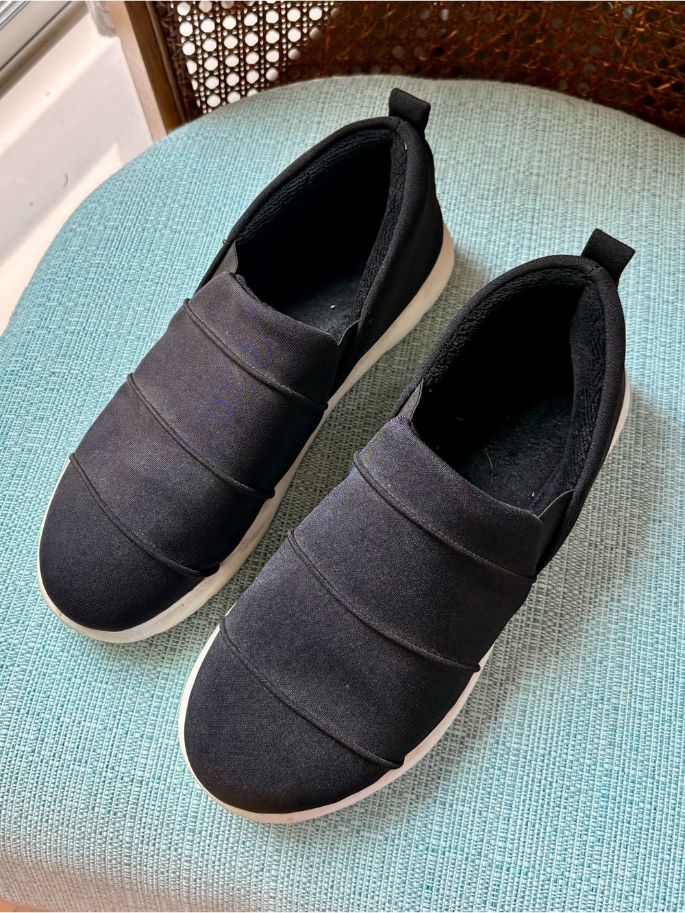 Women’s Zenz Isotoner Everywear Slip Ons Sz 9
GUC